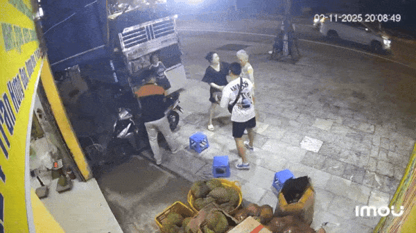 지난 2일 베트남 푸꾸옥에서 길을 잃은 한국인 여성을 찾아준 현지 남성이 사례금을 거절하고 있다. 사진=댄 트리(Dan Tri) 캡처