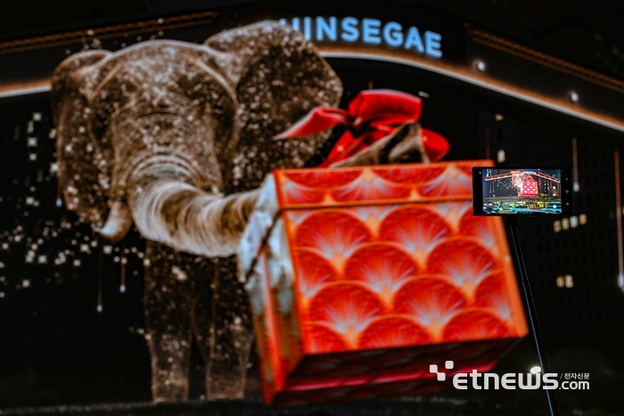 [포토] 코끼리가 주는 선물은