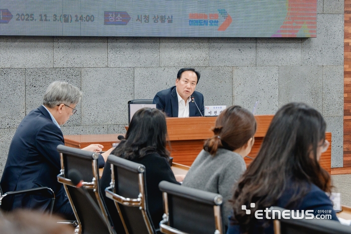 이권재 오산시장이 3일 시청 상황실에서 '2026년 주요업무계획 및 공약사업 보고회'를 열고 공약사업을 점검했다.