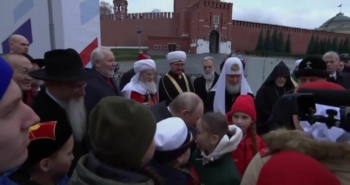 “전쟁터서 다친 삼촌 치료해줘요”…푸틴 면전에다 한방 날린 11세 소녀