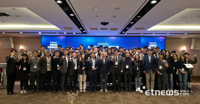 산업통상부와 한국산업기술진흥원(KIAT)이 국내 석·박사급 연구자의 글로벌 역량 강화를 위해 운영 중인 해외연계 사업의 성과를 공유했다고 9일 밝혔다. 지난 7일 서울 강남 노보텔 앰배서더에서 열린 '2025 산업혁신인재성장지원 해외연계사업 통합성과 교류회'에서 참석자들이 기념사진을 촬영하고 있다. KIAT 제공