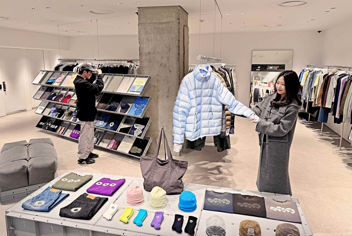 롯데백화점 본점 9층 K-패션 전문관 키네틱 그라운드 내 매장에서 상품을 구경하는 고객들