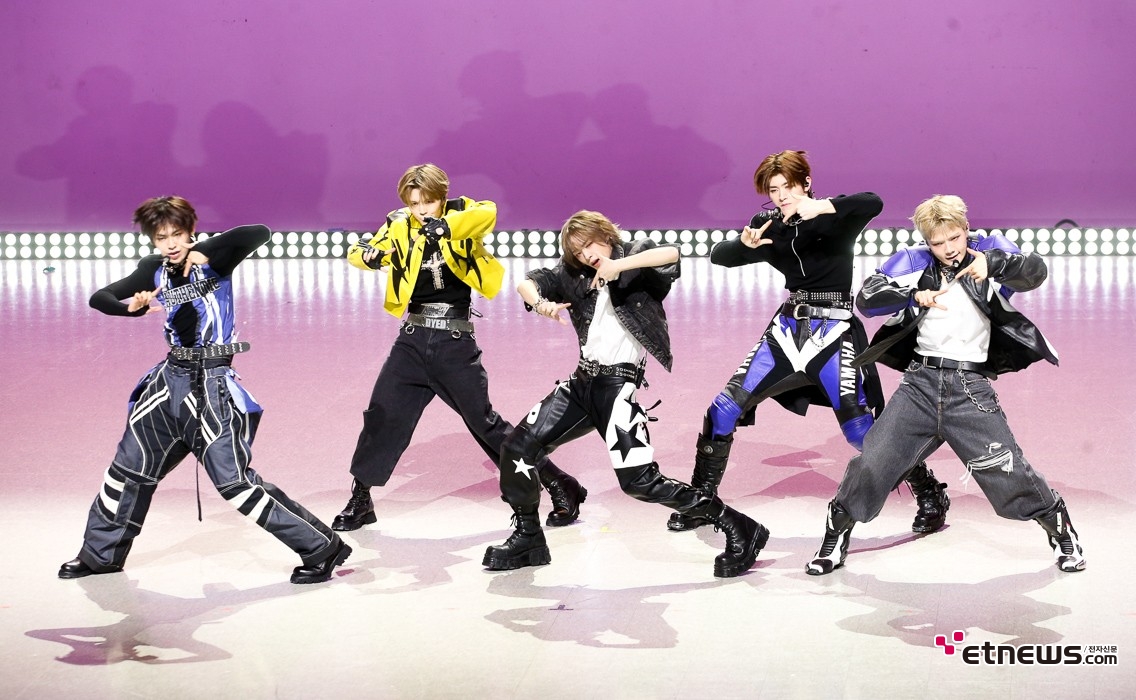 [ET포토] 엠빅, '긴장 가득한 첫 무대 공개'