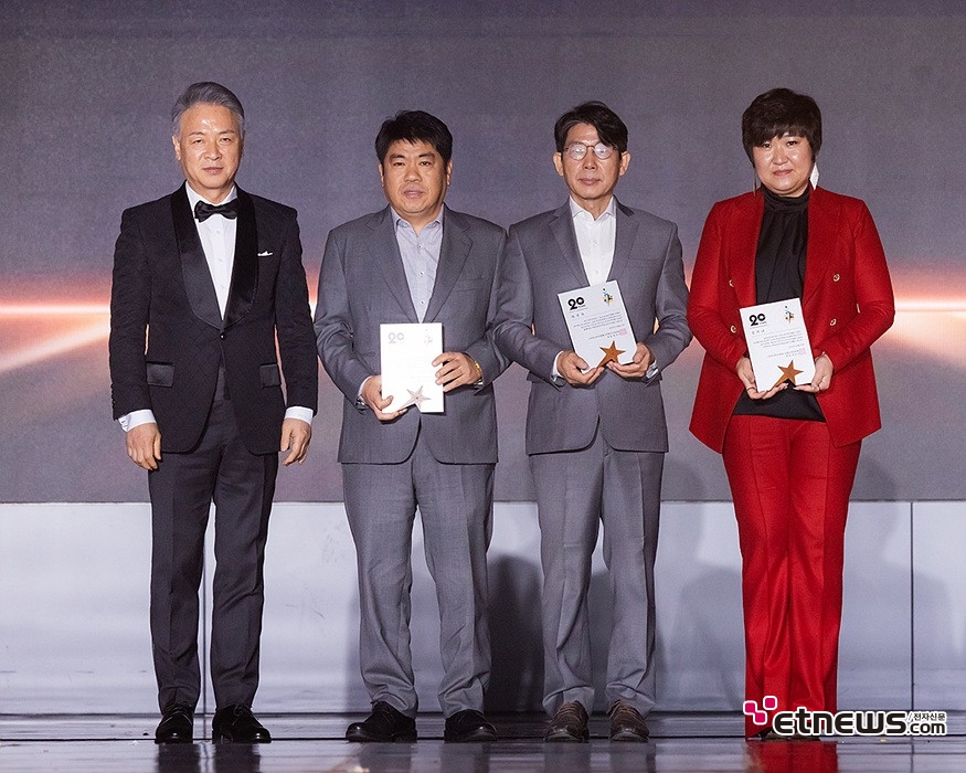 [ET포토] 유병성·최강욱·김려나 대표, '아시아모델페스티벌 20주년 기념식 감사패 수상'