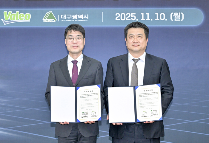 김정기 대구시장 권한대행 행정부시장(왼쪽)과 김민규 발레오모빌리티코리아 대표가 업무협약을 맺고 있다.