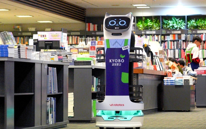 브이디로보틱스, 교보 강남점에 서비스로봇 공급…주문 도서 현장 수령 업무 자동화