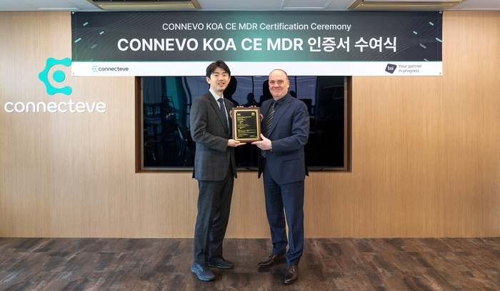 노두현 코넥티브 대표(왼쪽)와 마이클 바이지히 영국 BSI 글로벌 매니징 디렉터가 '코네보 코아' 유럽 CE MDR 인증서 수여식에서 기념촬영했다.(사진=코넥티브)