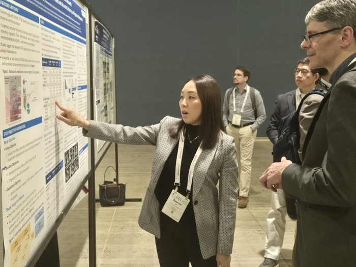 김새롬 메드팩토 미국법인장이 5일부터 9일(이상 현지시간)까지 미국 메릴랜드주에서 열린 미국면역항암학회 연례학술대회 'SITC 2025'에서 면역항암제 후보물질 '백토서팁'의 글로벌 임상 1상 중간 결과를 소개하고 있다.(사진=메드팩토)