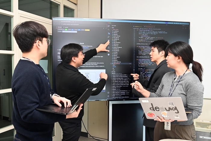 ETRI 연구진이 최근 공개한 LLM 기반 신뢰형 코드 생성기술에 대해 논의하고 있다.