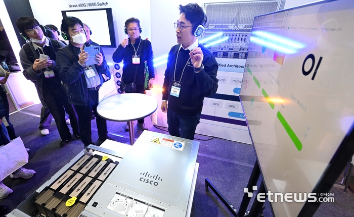 [포토] AI 컴퓨팅 플랫폼 설명 듣는 관람객