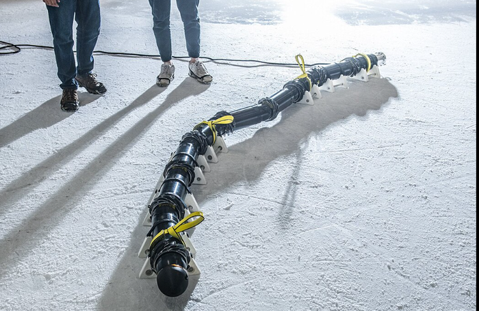 NASA JPL이 지난 2023년 자체 개발한 EELS 초기버전을  아이스링크에서 테스트하는 모습.