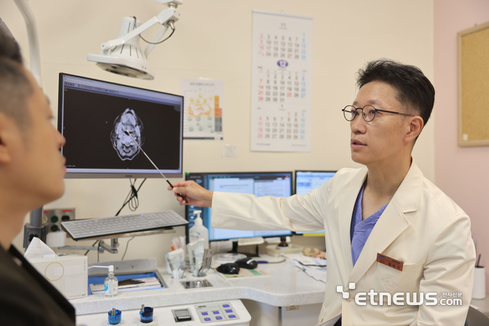 정만기 삼성서울병원 두경부암센터장(이비인후과 교수)이 두경부 재건수술에 대해 환자에게 설명하고 있다.