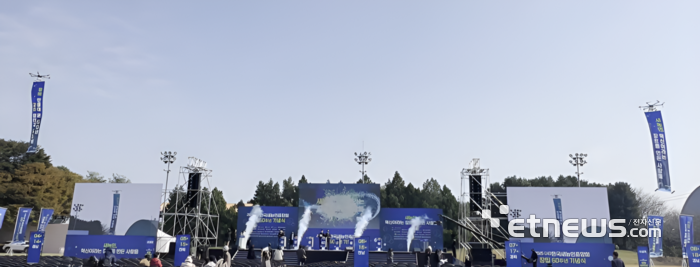 둠둠이 한국새농민중앙회 창립 60주년 기념식에서 상징적인 드론 퍼포먼스를 실행했다.