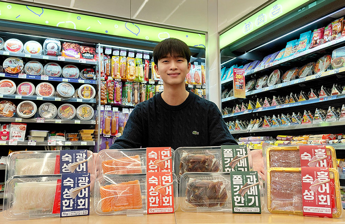 모델이 1인용 소용량 회 4종을 소개하고 있다.