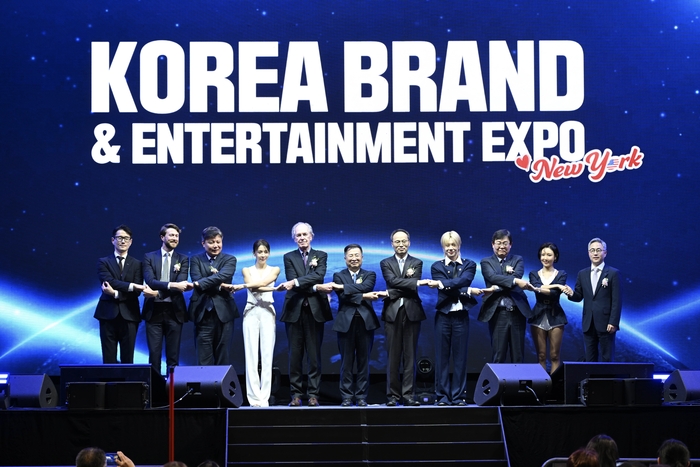 지난달 7일(현지시간) 미국 뉴저지 아메리칸 드림몰에서 진행된 '2025 뉴욕 한류박람회' 개회식에서 한광영 현대홈쇼핑 사장(오른쪽 세 번째)이 주최측 관계자 등과 기념사진을 촬영하고 있다.