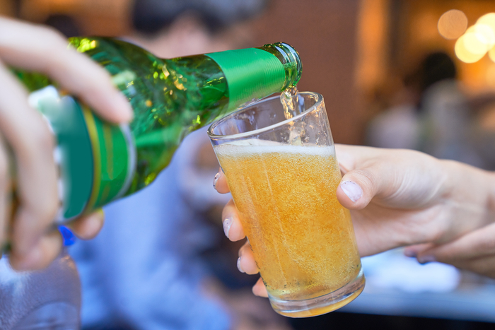 앞으로 태국에서 허용된 시간 외에 음주를 할 경우 술을 파는 사람뿐 아니라 마신 사람도 벌금을 내야한다. 사진=게티이미지