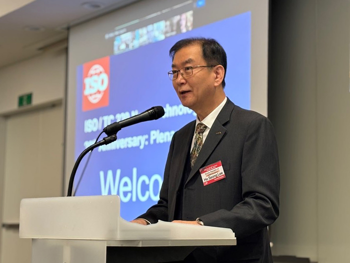 이호성 표준연 원장이 ISO TC 229(나노기술) 총회에서 기념사를 하고 있다.