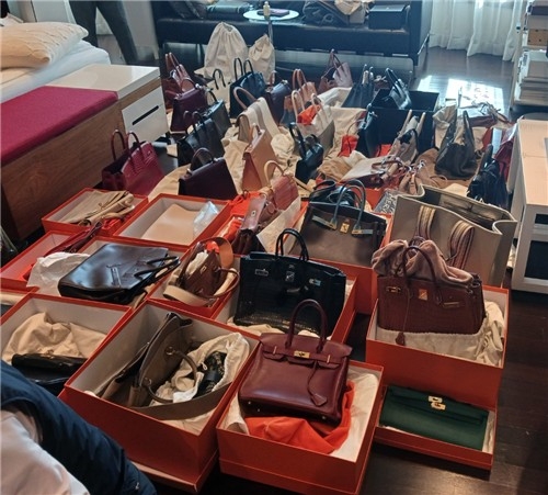 고가 상가 건물을 팔고도 양도소득세를 신고하지 않고 이를 포함해 세금을 100억원 넘게 체납한 A씨의 실거주에서 발견된 명품 에르메스 가방. [국세청 제공]