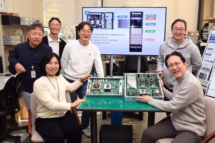 광 스위치 기반 데이터센터 자원연결 기술을 개발한 ETRI 연구진.