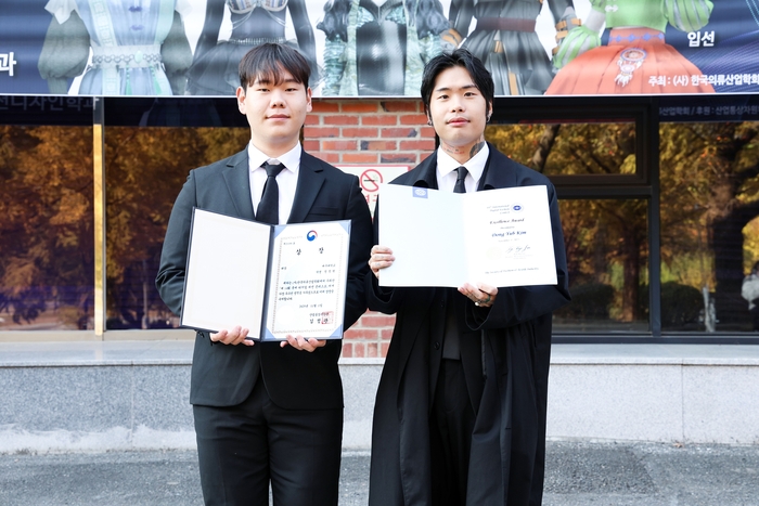 제14회 국제디지털패션콘테스트에서 대상을 수상한 대구대 패션디자인학과 정정원 학생(왼쪽)과 우수상을 수상한 김동엽 학생