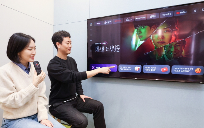 LG유플러스가 IPTV 서비스 'U+tv'의 음성 검색 기능을 AI 시스템 익시(ixi) 기반으로 업데이트했다고 11일 밝혔다. 사진은 LG유플러스 직원이 'U+tv'의 음성 검색 기능을 소개하는 모습.