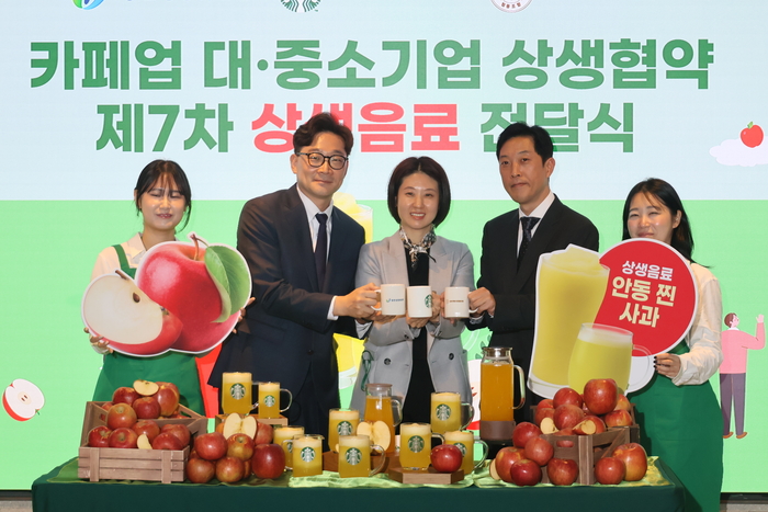 (왼쪽 두번째부터)동반위 곽재욱 운영처장, 스타벅스코리아 ESG팀 김지영 팀장 전국카페사장협동조합 고장수 이사장이 협약식 체결 후 기념촬영을 하고 있다.