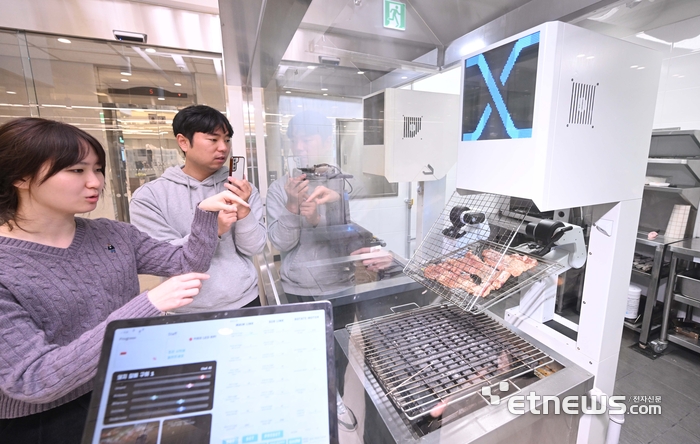 [포토] 고기 굽는 AI 로봇 신기하네~