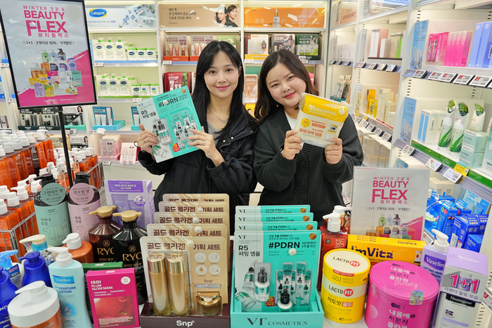 서울특별시 송파구에 위치한 롯데마트 제타플렉스 잠실점에서 '뷰티플렉스' 행사를 홍보하는 퍼스널케어팀 조소은(왼쪽) MD와 이가연 MD의 모습.