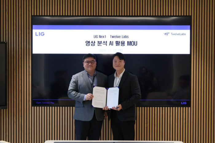 이재성 트웰브랩스 대표(오른쪽)와 LIG넥스원 관계자가 업무협약식에서 사진촬영을 하고 있다. 트웰브랩스 제공