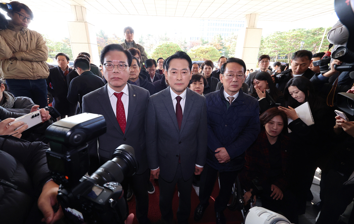 국민의힘 장동혁 대표와 송언석 원내대표를 비롯한 의원들이 11일 서울 서초구 대검찰청 앞에서 검찰의 대장동 개발 비리사건 항소 포기와 관련해 규탄대회를 연 뒤, 노만석 검찰총장 대행과 면담을 요구하며 항의방문을 시도하고 있다. 연합뉴스