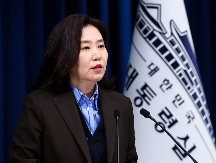 국무회의 결과 브리핑하는 강유정 대변인 (서울=연합뉴스) 김도훈 기자 = 강유정 대변인이 11일 용산 대통령실에서 이날 오전 열린 국무회의 결과 브리핑을 하고 있다. 2025.11.11 superdoo82@yna.co.kr (끝)