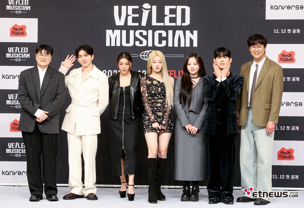 [ET포토] '베일드 뮤지션의 삼사단과 진행자'