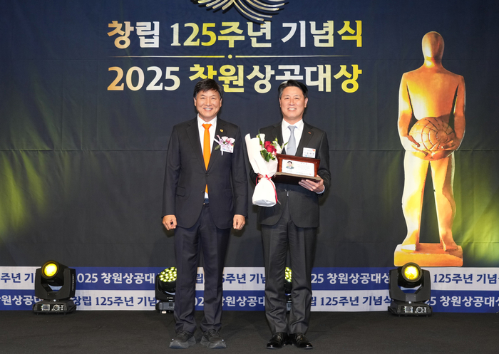 김태한 BNK경남은행장(오른쪽)이 최재호 창원상공회의소 회장으로부터 감사패를 받고 기념촬영을 했다.