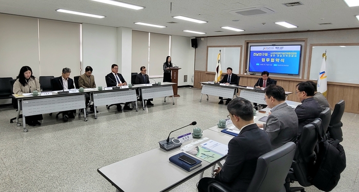 방상원 한국과학기술단체총연합회 광주·전남지역연합회와 전남연구원은 7일 오전 전남연구원 최상준홀에서 지역 과학기술 발전을 위한 정책 개발 및 교류 협력을 강화하고, 인공태양 연구시설 유치 공동 대응을 위한 업무협약(MOU)을 체결했다.