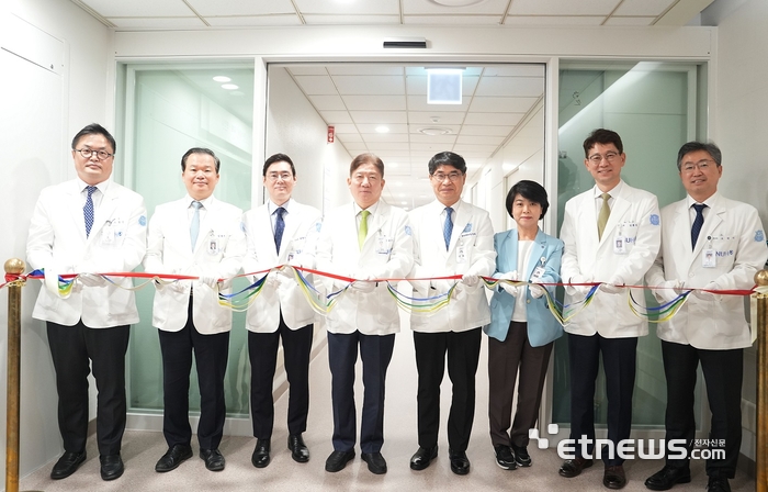 병원 집행진이 신생아중환자실 확장 개소를 기념하는 커팅식을 진행하고 있다.
