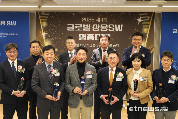 유병선 크리니티 대표(앞줄 왼쪽 두번째) 등 수상자들이 기념촬영했다.