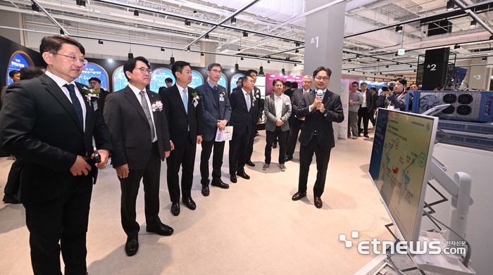 [포토] 전파방송 산업인의날 전시 부스 둘러보는 귀빈들