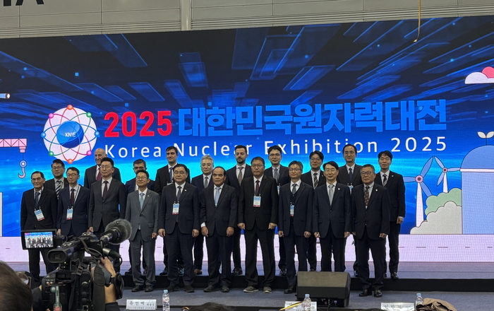 12일 창원컨벤션센터에서 개막한 '2025 대한민국원자력대전' 개회식 참가 주요 인사들이 단체로 기념촬영했다.