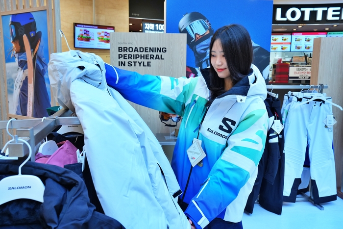 서울시 중구 소공동에 위치한 롯데백화점 본점 지하 1층 '살로몬 팝업스토어'에서 고객이 상품을 구경하고 있다.
