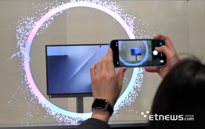 삼성전자, 두 번 접는 '갤럭시Z트라이폴드' 12월 5일 출시