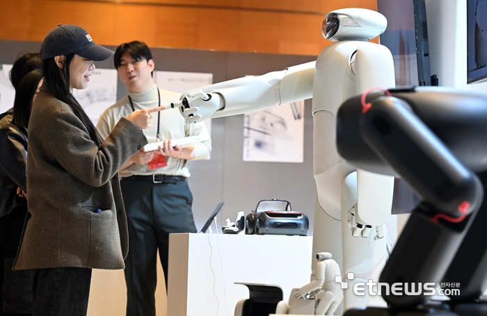 [포토] AI휴머노이드 로봇과 'E.T.'