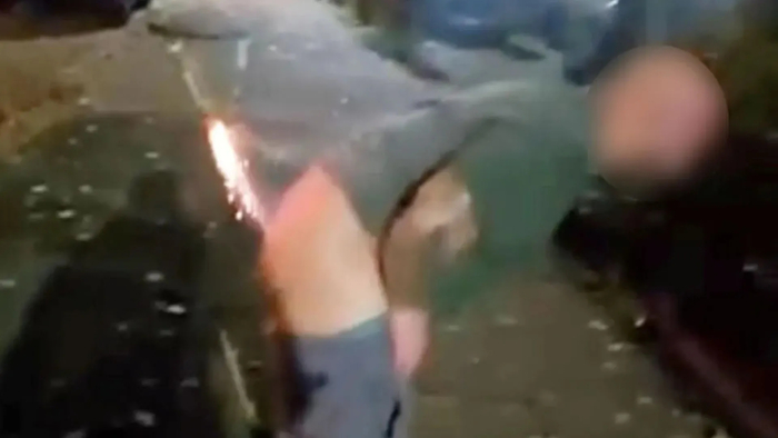 엉덩이에 '폭죽' 꽂고 '불꽃놀이' 즐긴 英 남성의 최후