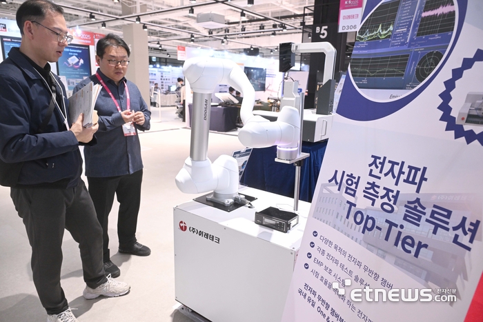 [포토] 전자파 시험 측정 솔루션 보는 참가자