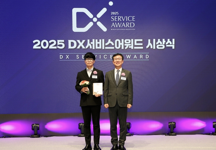 지난 11일 열린 '2025 DX서비스어워드' 시상식에서 김재환 롯데호텔앤리조트 DX 부문장(왼쪽)과 문동민 한국표준협회장이 기념촬영을 하고 있다.