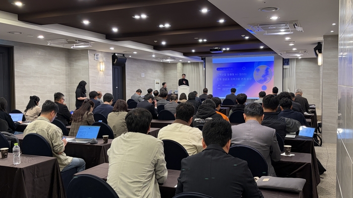 11~12일 이틀간 여수 유탑마리나 호텔&리조트 그리니치홀에서 열린 'AI·데이터 경쟁력 강화 전략 포럼 및 기술 매칭 데이'에서 정세훈 국립순천대학교 컴퓨터공학과 교수가 '지역산업 맞춤형 AI·데이터 인재 양성과 지역기업 연계 방안'에 대해 주제발표하고 있다.