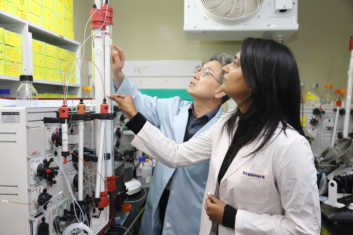 연구책임자 우의전 박사(왼쪽)를 비롯한 연구진이 나노바디 기반 초정밀 바이오센서 연구를 하는 모습.