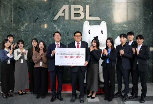 10일 서울 여의도 ABL생명 본사에서 곽희필 ABL생명 대표이사(가운데 왼쪽)가 정태영 세이브더칠드런 총장(가운데 오른쪽)에게 자립준비청년 안정적인 자립 지원을 위한 'With우리 A Better Life 프로젝트' 기부금 3억원을 전달하고 기념촬영을 하고 있다.(사진=ABL생명)
