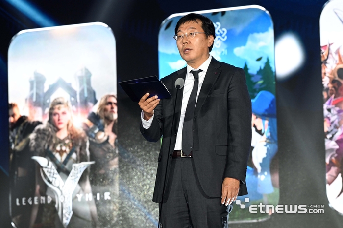 [포토] 대한민국 게임대상 시상하는 강병준 전자신문 대표