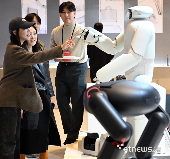 디자인코리아2025가 12일 서울 강남구 코엑스에서 열렸다. 참관객이 홍익대 산업디자인과 제품경험디자인랩 '헤이테이트'가 디자인한 AI휴머노이드 로봇 '알프레드'를 살펴보고 있다.  이동근기자 foto@etnews.com
