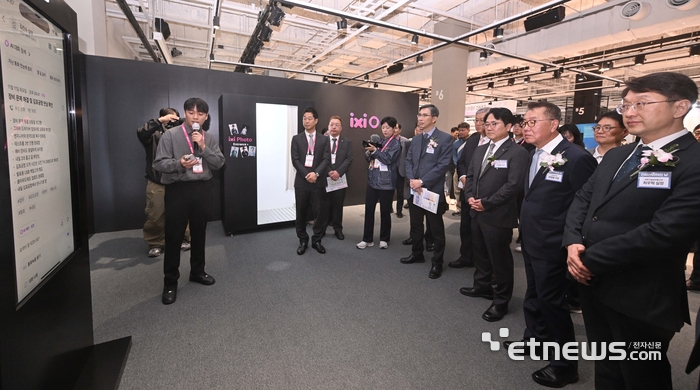 전파방송 산업인의날 행사가 12일 서울 코엑스에서 열렸다. 이상훈 한국방송통신전파진흥원장을 비롯한 귀빈들이 LG유플러스 부스에서 익시오 시연을 보고 있다. 박지호기자 jihopress@etnews.com